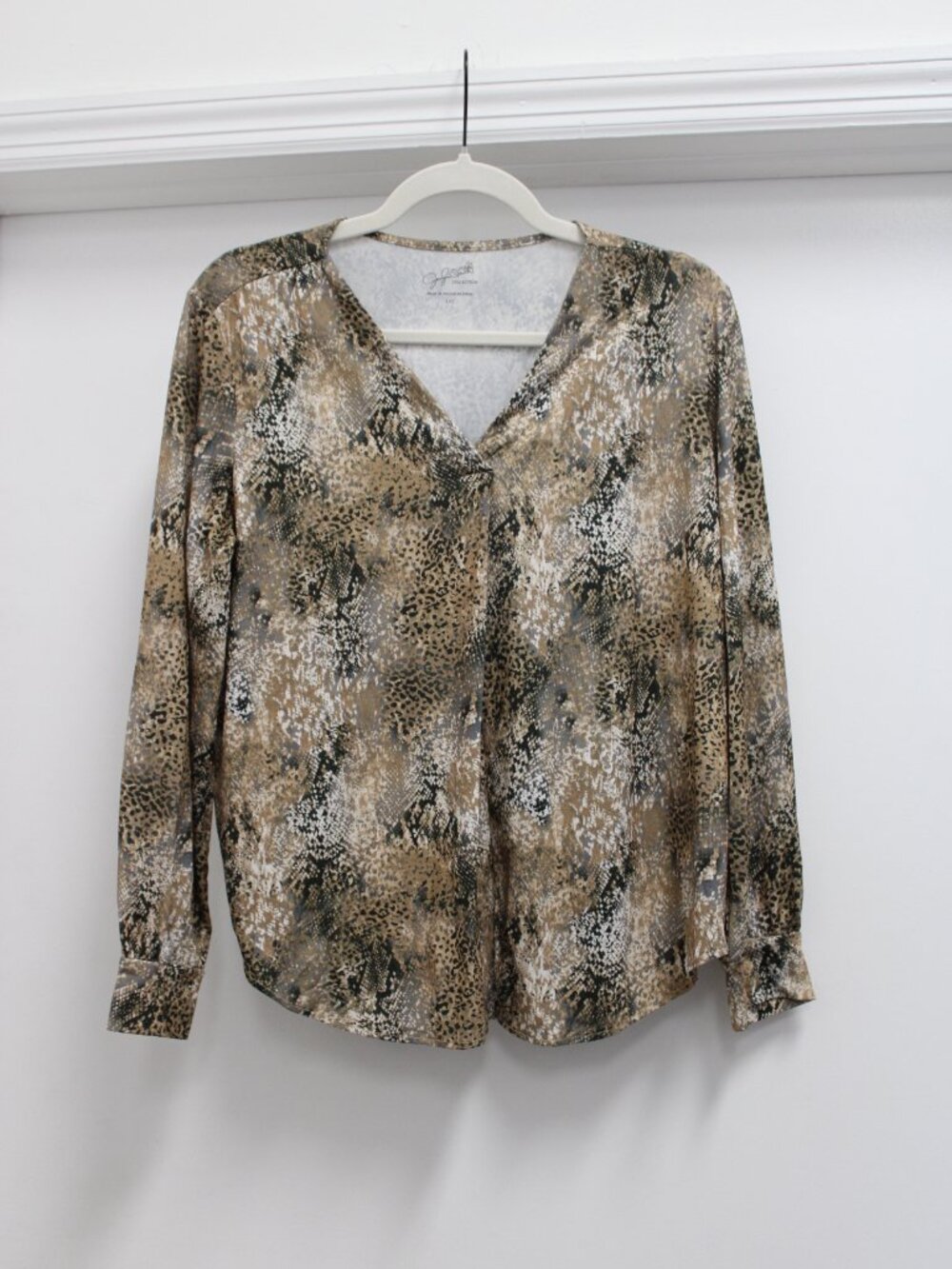 Jaclyn Smith Collection Animal Print V-Neck Blouse | Size L